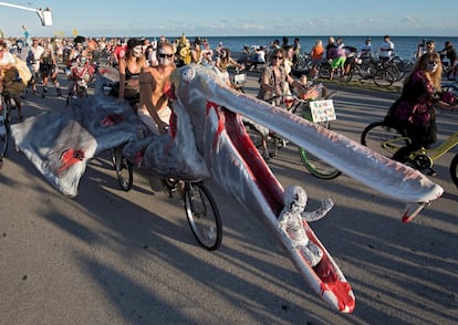 Una persona usa una bicicleta en forma de pelícano zombi durante el 'Fantasy Fest', en Key West (Florida). 