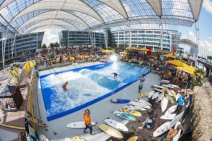 La piscina con olas de surf del aeropuerto de Múnich (Alemania).