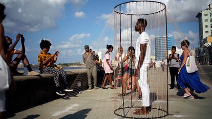 Carlos Martiel (derecha) realiza un performance en la Bienal de La Habana (Cuba), en 2019.