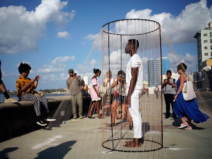 Carlos Martiel (derecha) realiza un performance en la Bienal de La Habana (Cuba), en 2019.