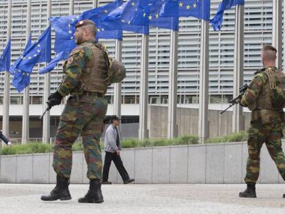 Soldados belgas patrullan junto a las banderas de la Uni&oacute;n Europea, la semana pasada en Bruselas. 