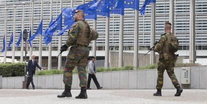 Soldados belgas patrullan junto a las banderas de la Uni&oacute;n Europea, la semana pasada en Bruselas. 