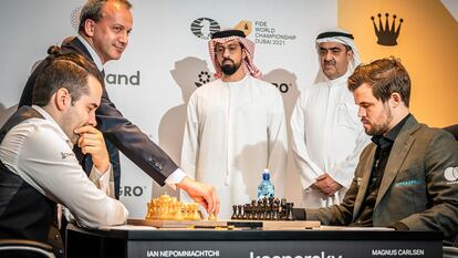 Dvorkóvich, presidente de la FIDE, hace el saque de honor en la 1ª partida del Mundial Niepómniashi-Carlsen, el pasado 21 de noviembre en Dubái