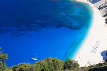 Playa de Myrtos (Cefalonia, Grecia). Rodeado de montañas, es un lugar pintoresco para disfrutar de un tranquilo día de playa. Un chapuzón en las aguas azul cobalto, practicar esnórquel o degustar un delicioso café en un chiringuito son algunas de las opciones que ofrece. En pocas ocasiones se llena de gente, por lo que hay mucho espacio para pasar el rato y disfrutar de un ambiente relajado. Según los locales, finales de abril y septiembre son las mejores épocas para ir, y evitar así las multitudes del verano. El año pasado ocupaba el número 23. 