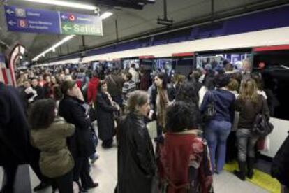 En la imagen, la estación de Metro en Nuevos Ministerios, durante una jornada de paro. EFE/Archivo