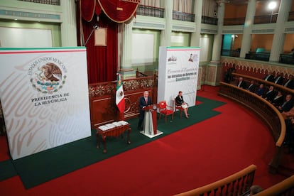 López Obrador presenta las iniciativas de reforma en Palacio Nacional, este lunes.