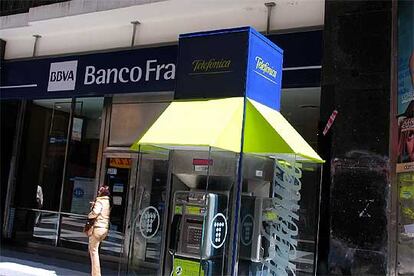 Cabinas de Telefónica en una calle de Buenos Aires.