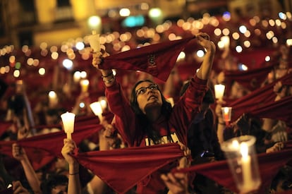Miles de pamplonicas entonan el tradicional 'Pobre de mí' en la Plaza Consistorial de la capital navarra para despedir los Sanfermines 2014.