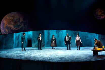 Escena de <i>En la luna</i> (con Juan Codina, Palmira Ferrer, Nuria Mencía, Luis Moreno, Jesús Noguero y Lucía Quintana en el reparto), de Alfredo Sanzol, en el teatro de la Abadía de Madrid.