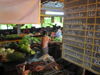 Uma tabela de preços em um mercado de Havana.