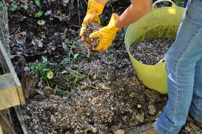 Un hombre esparce compost en un cultivo en Navarra, la comunidad ms avanzada en este campo. Varias mancomunidades destacan por su apuesta por el compostaje para recuperar la fraccin orgnica de los cubos de basura.