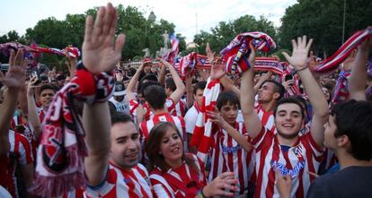 Los aficionados celebran el Neptuno con sus camisetas el t&iacute;tulo de Liga, el pasado s&aacute;bado