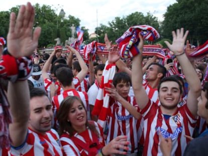 Los aficionados celebran el Neptuno con sus camisetas el t&iacute;tulo de Liga, el pasado s&aacute;bado