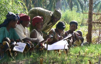 Agricultores de Burundi debaten sobre el uso de técnicas agroecológicas.