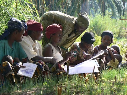 Agricultores de Burundi debaten sobre el uso de técnicas agroecológicas.