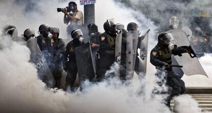 Un grupo de policías antidisturbios, el sábado en Lima.