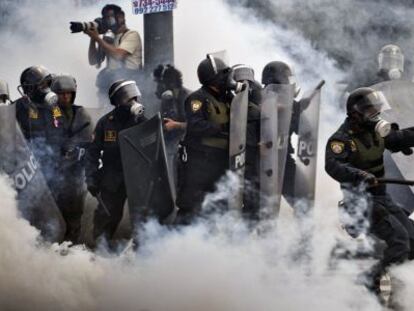 Un grupo de polic&iacute;as antidisturbios, el s&aacute;bado en Lima.