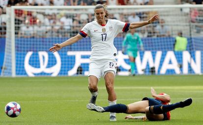 María León pelea un balón con Tobin Heath.