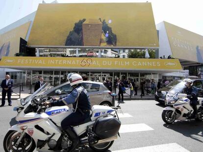 Dos policías patrullan frente al Palacio del Festival de Cannes, este martes.