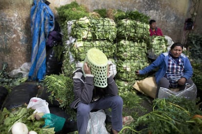 Jóvenes ayudan a sus familias a vender en el mercado de San Roque.