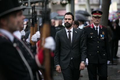 El presidente del Parlament, Roger Torrent (en el centro de la imagen), ha calificado de “excepcional” la Diada de este año por “la existencia de presos políticos”. Y ha recordado que la sentencia “abrirá un nuevo ciclo poltico”.