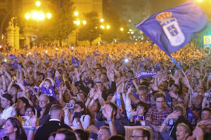 Aficionados del Real Oviedo celebran el ascenso.