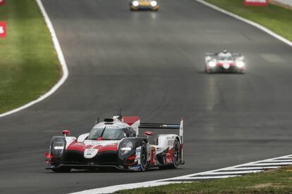 El vehículo del equipo Toyota Gazoo, pilotado por López, Conway y Kobayashi, en una de las curvas de Silverstone.