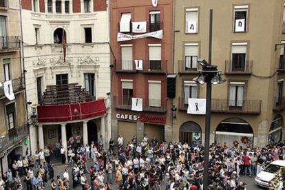 Concentración en la plaza de Sant Pere de Berga durante el funeral del joven asesinado.