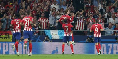 Los jugadores del Atlético de Madrid celebran el primer gol del partido.