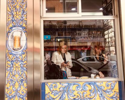 El bar El Doble, casi sin clientes en los primeros días tras las restricciones por coronavirus en Madrid, España.