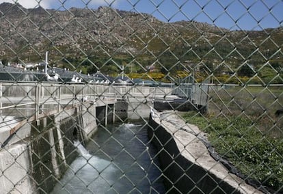 Instalaciones de la granja marina de Quilmas y, a la derecha, tierras de la cooperativa agrícola que han dejado de producir.