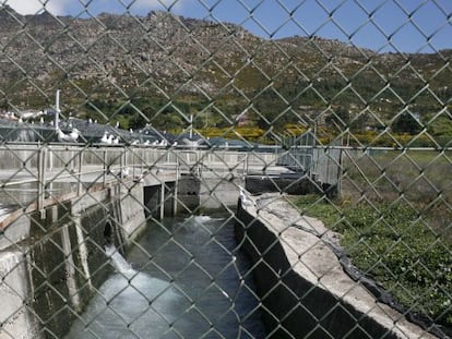 Instalaciones de la granja marina de Quilmas y, a la derecha, tierras de la cooperativa agrícola que han dejado de producir.