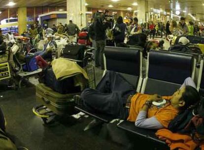 Pasajeros de Air Madrid, a la espera de un vuelo en el aeropuerto de Barajas, Madrid.