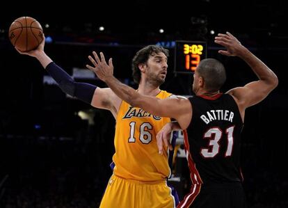 Pau Gasol pelea por el control del balón con Battier