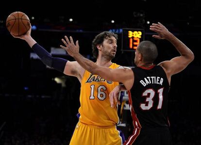 Pau Gasol pelea por el control del baln con Battier