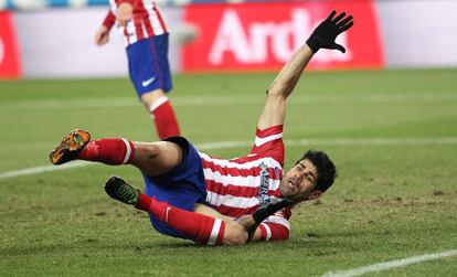 Diego Costa cae en un lance del encuentro.