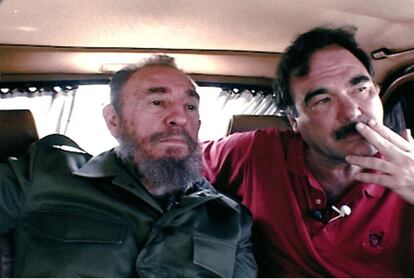 El líder cubano Fidel Castro y el cineasta Oliver Stone, en el vehículo de Castro. Stone rodó en 2003 un documental titulado 'Comandante', sobre la figura del mandatario cubano.