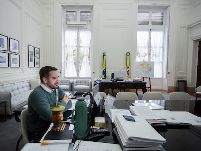 O governador do RS, Eduardo Leite (PSDB), em seu gabinete em Porto Alegre, durante um evento virtual em 30 de junho.