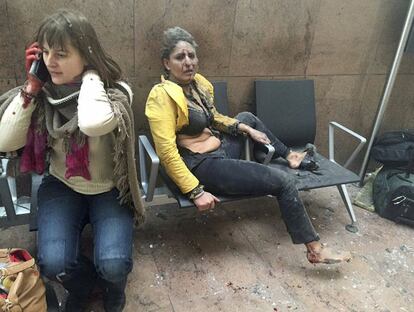 Dos mujeres tras la explosión en el aeropuerto de Bruselas (Bélgica).