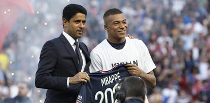 El presidented el PSG, Nasser Al Khelaifi, junto al jugador Kylian Mbappé.