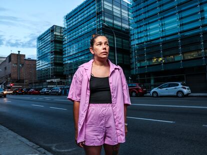 Rocío Camacho, teleoperadora, al amanecer de este miércoles, junto al edificio de oficinas donde trabaja en el este de la ciudad de Madrid.