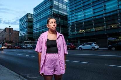 Rocío Camacho, teleoperadora, al amanecer de este miércoles, junto al edificio de oficinas donde trabaja en el este de la ciudad de Madrid.