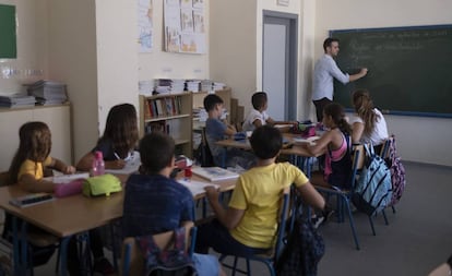 Un profesor imparte clase en un colegio en la localidad sevillana de Gelves.