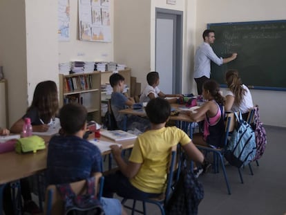 Un profesor imparte clase en un colegio en la localidad sevillana de Gelves.