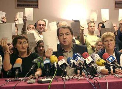 Pernando Barrena, junto a miembros de la ilegalizada Batasuna, durante el comunicado a la prensa ayer en San Sebastián.