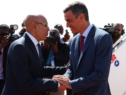 El presidente del Gobierno español, Pedro Sánchez, es recibido por residente mauritano, Mohamed Ould Ghazouani, a su llegada al aeropuerto internacional de Nuakchot, este miércoles.
