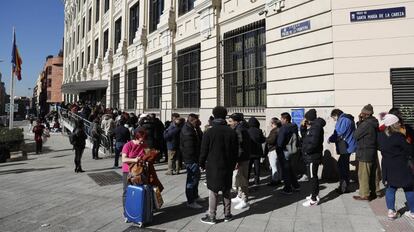 Colas en la oficina de la calle Palos de la Frontera.