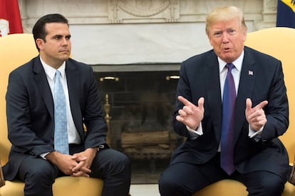 Donald Trump, junto al gobernador de Puerto Rico, Ricardo Rossello, este jueves en la Casa Blanca.