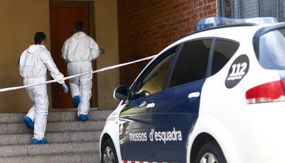Los Mossos d'Esquadra entran en el piso donde murieron los jóvenes