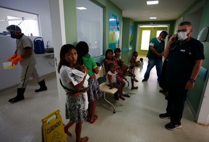 Indígenas yanomamis esperan a ser atendidos en el hospital pediátrico de Boa Vista, el 26 de enero.